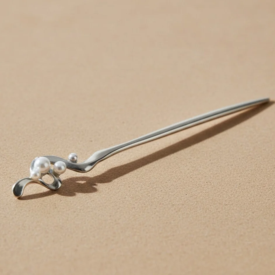 کانزاشی مو زنانه فلزی نقره‌ای با طرح موج‌دار هنری و مروارید تزئینی مینیمال لوکس