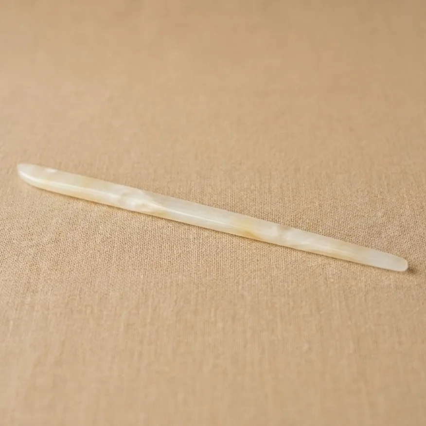 کانزاشی مو زنانه رزینی شفاف شیری با طراحی ساده و کشیده مینیمال لوکس