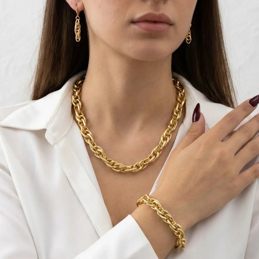 نیم‌ست زنانه مدل نکسوس طرح زنجیر درشت بافت‌دار طلایی (گردنبند، دستبند و گوشواره آویز)