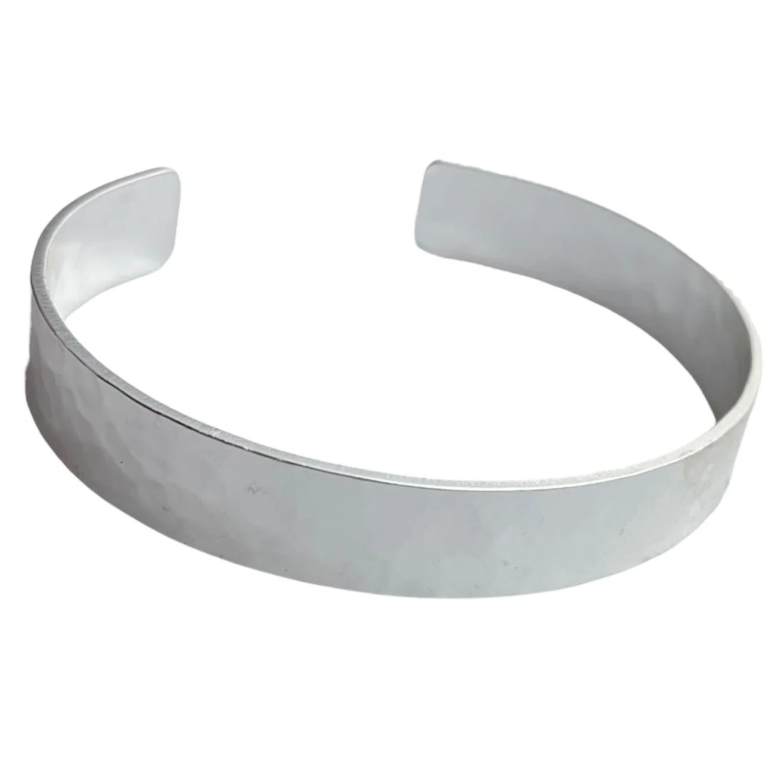 دستبند زنانه بنگل مدل لامِیسا طرح بافت‌دار مینیمال نقره‌ای