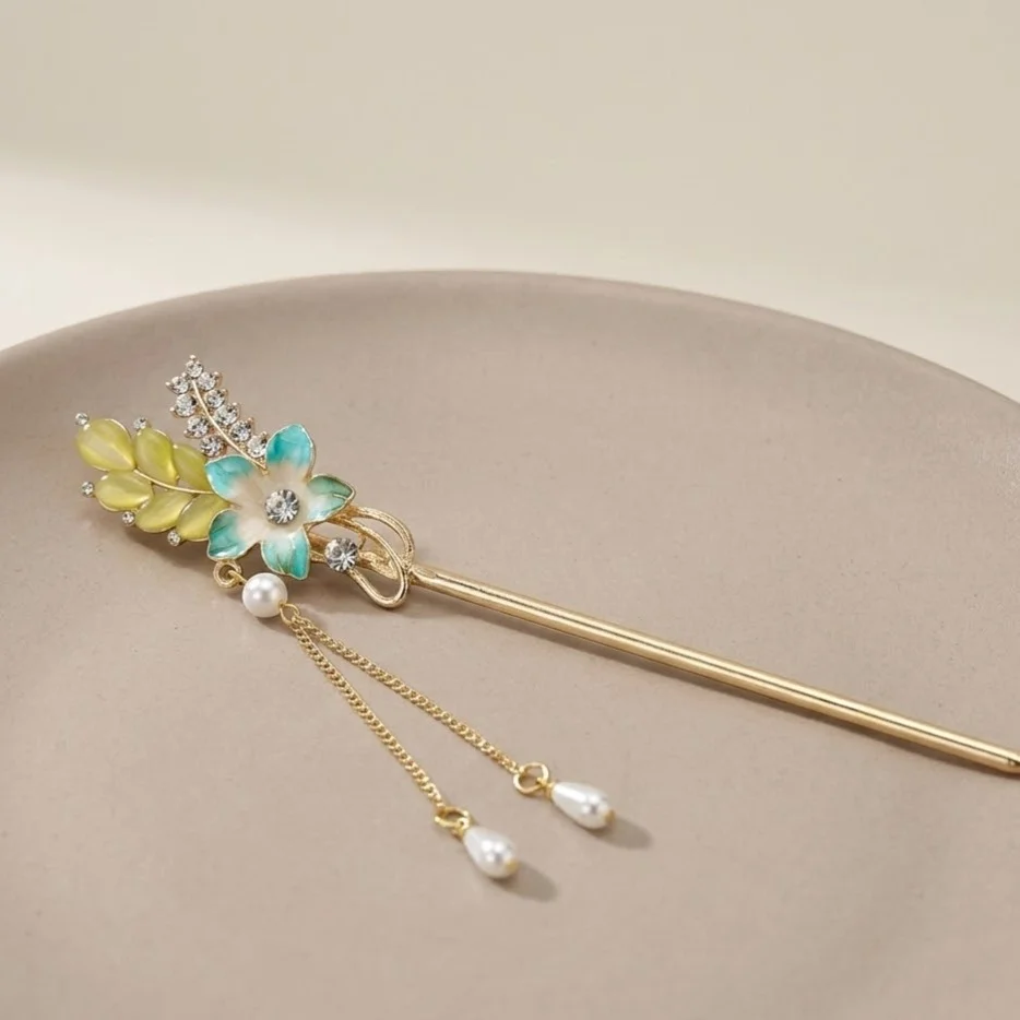 کانزاشی مو زنانه فلزی مدل فِلورِنا طرح گل مینایی با آویز مرواریدی