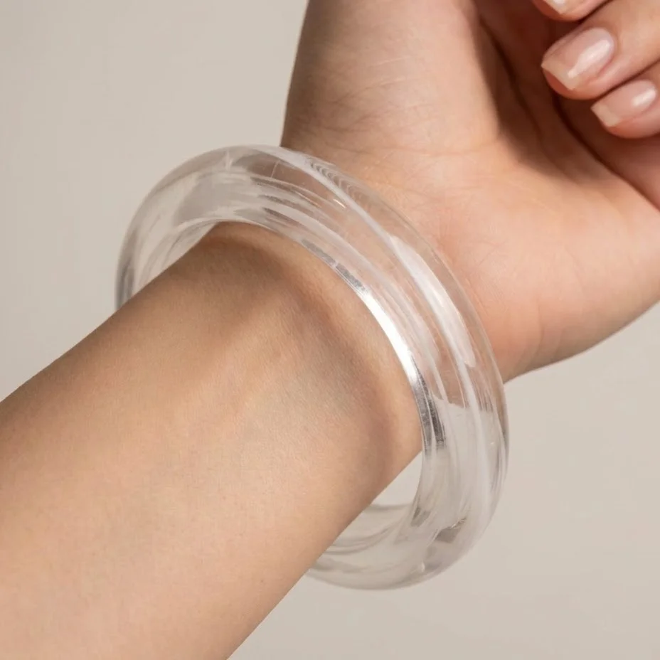 دستبند زنانه بنگل رزینی شیری یک‌تکه مدل میلورا