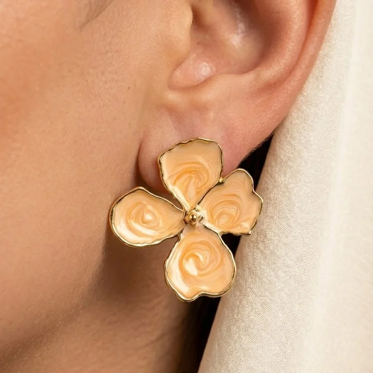 گوشواره زنانه طرح گل میناکاری با فریم طلایی مدل بلوسارا