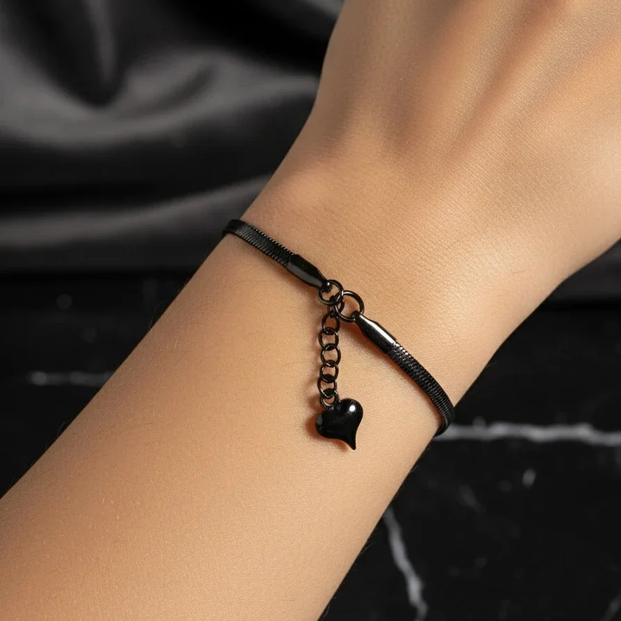 دستبند زنانه ماری با آبکاری رادیوم باکیفیت و آویز قلب مشکی