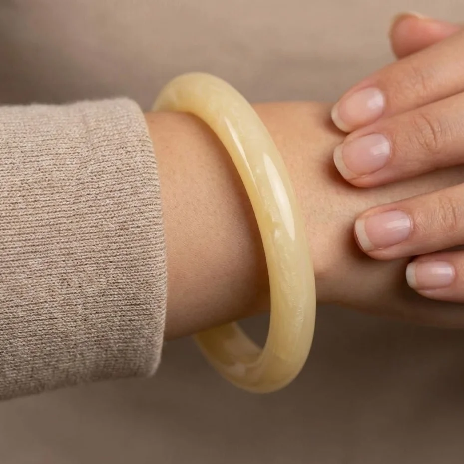 دستبند بنگل زنانه رزینی ‌تکه مدل وانیرا شیری‑زرد