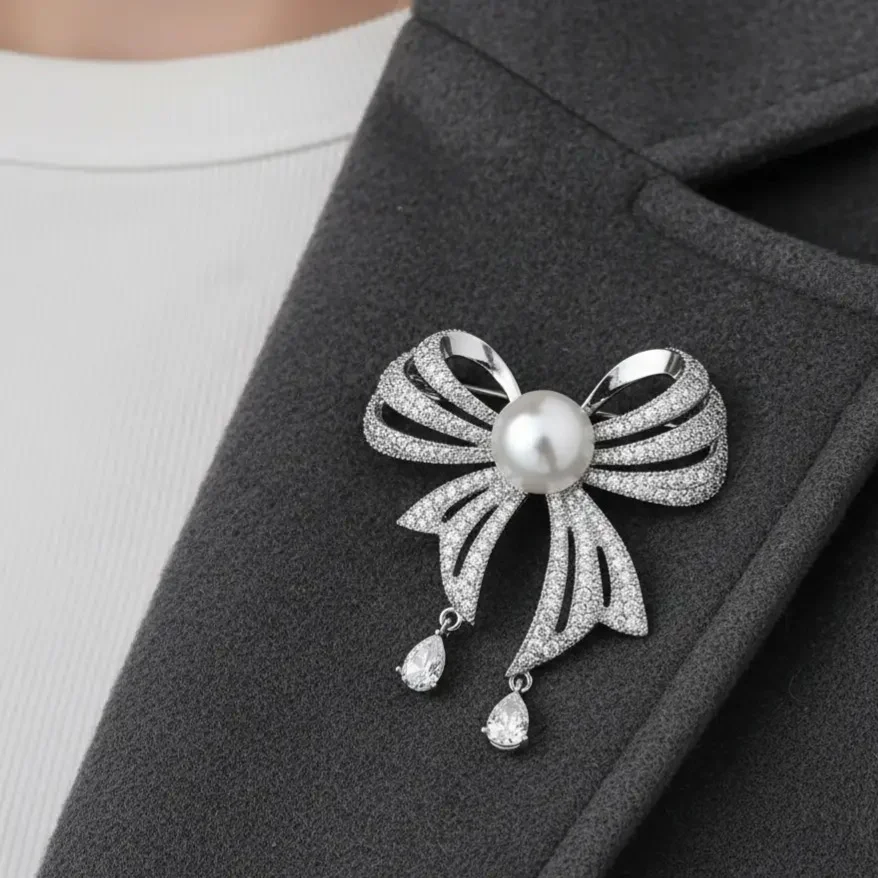 سنجاق سینه زنانه ژوپینگ مدل لوسیتا پرل طرح پاپیون نگین‌دار با مروارید و آویز اشکی