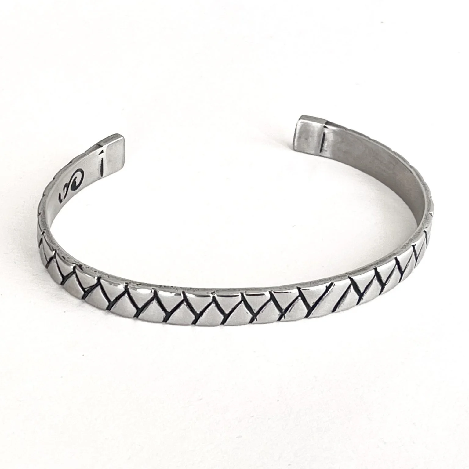 دستبند بنگل مردانه طرح ریج، استایلی مدرن و خاص