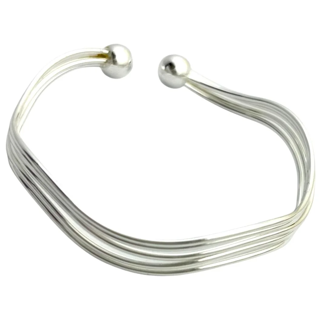 دستبند زنانه بنگل مدل فلووِل طرح جریان موجی ظریف نقرهای