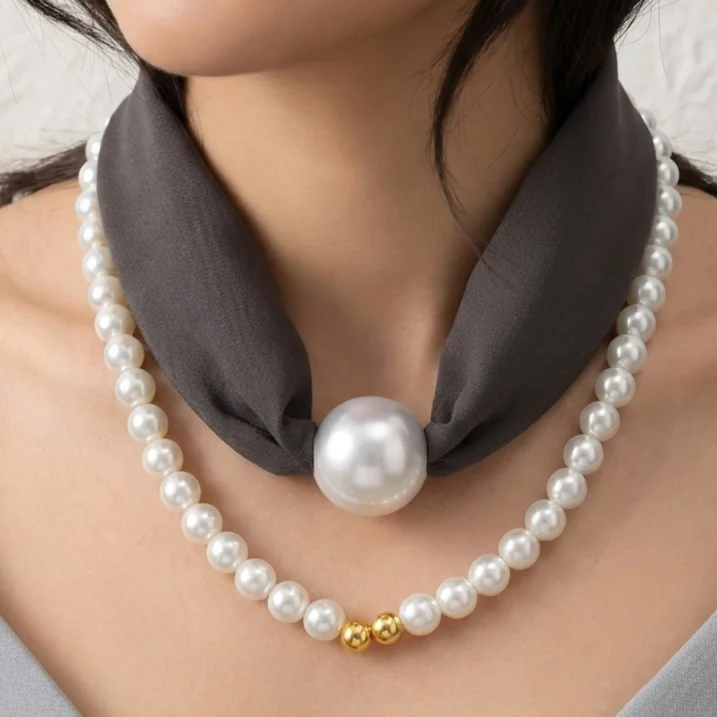 گردنبند زنانه مدل پرلا اسموک گُلد طرح مروارید لوکس با پارچه طوسی دودی و جزئیات طلایی