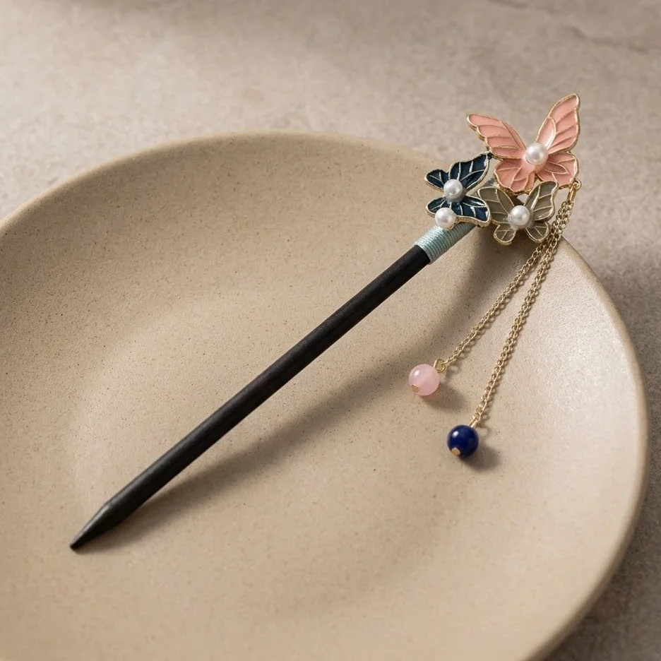 کانزاشی مو زنانه چوبی با طرح پروانه و گل و آویز ظریف مدل مارِلیا