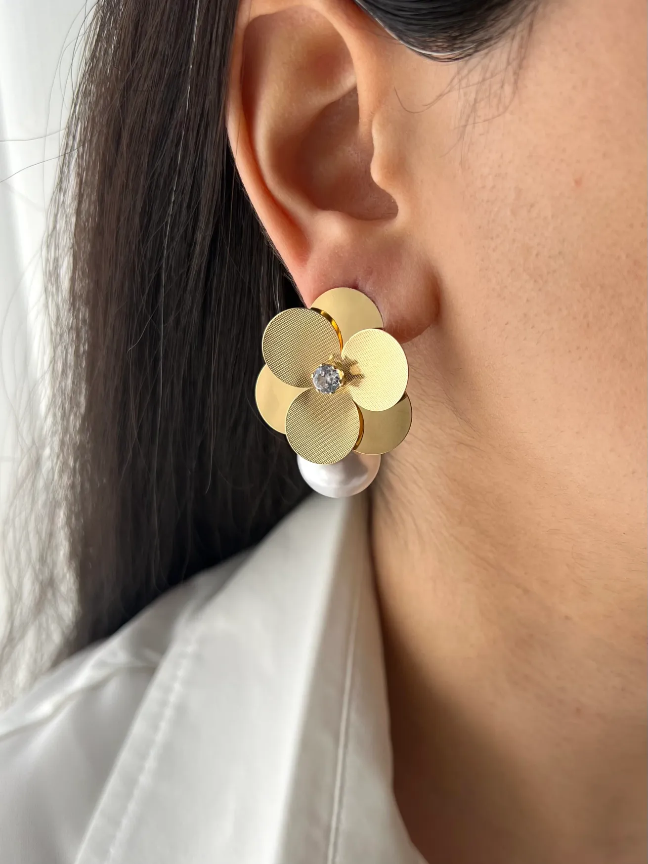 گوشواره طرح گل با آویز مروارید، زیبایی در عین سادگی