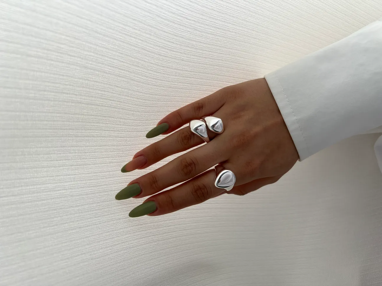 انگشتر مینیمال طرح قطره، انتخابی مدرن برای استایلی خاص