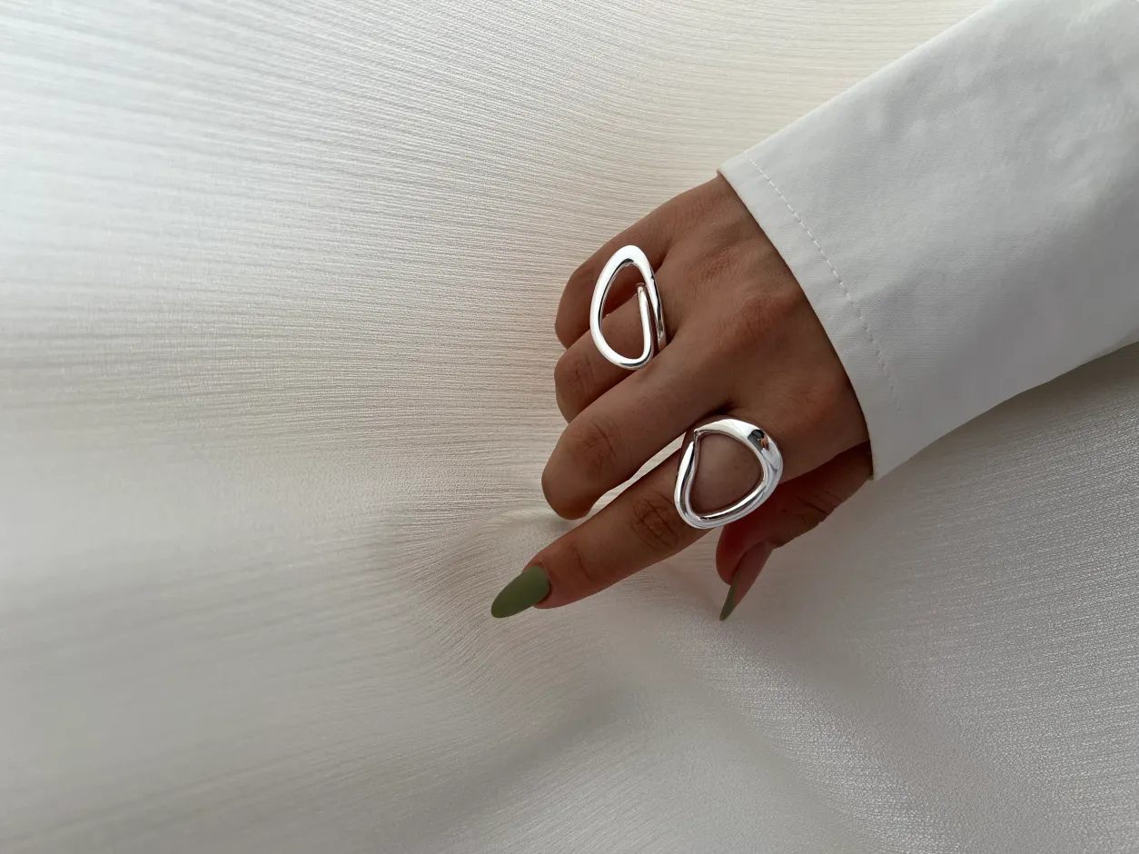 انگشتر مینیمال با طرح آبنقره ای، ظرافت در عین سادگی