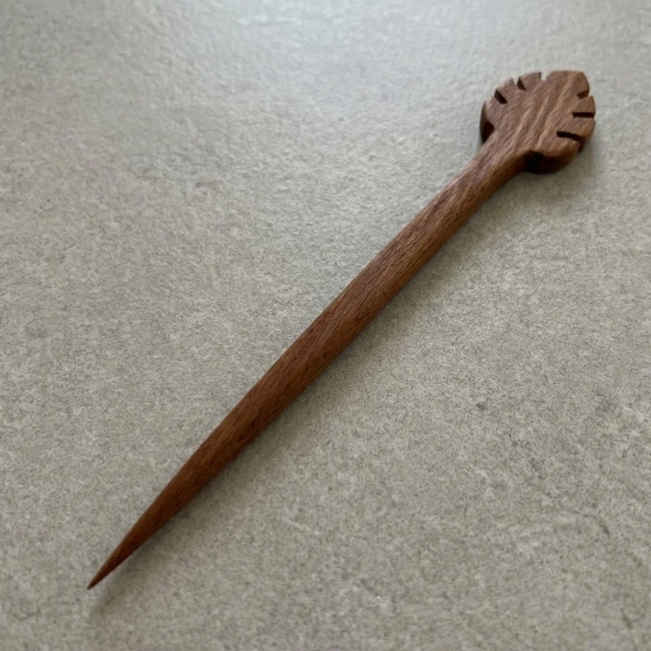 کانزاشی مو زنانه چوبی طرح برگ مدل لیوِرا