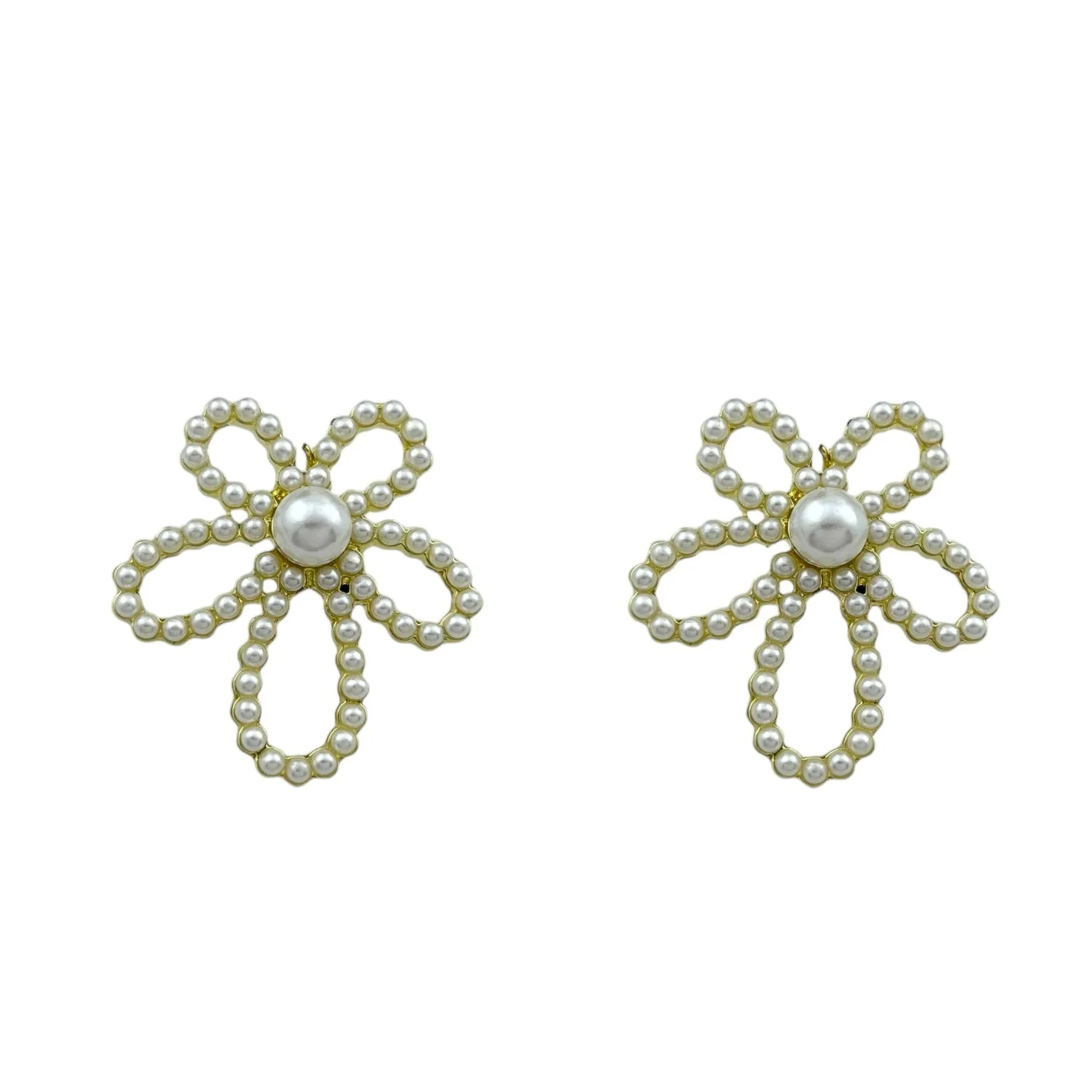 گوشواره زنانه طرح گل مروارید، جلوه‌ای از لطافت و زیبایی