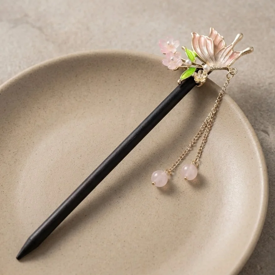 کانزاشی مو زنانه چوبی با آویز گل و پروانه مدل لِپیرا