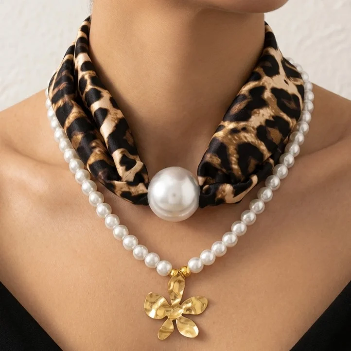 گردنبند زنانه مدل لئوپرلا فیورا گُلد طرح پلنگی لوکس با مروارید و آویز گل طلایی