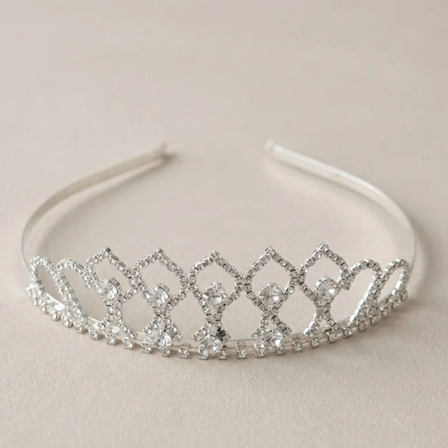 تاج مو زنانه جواهری نگین‌دار مدل دِلیمارا نقره‌ای