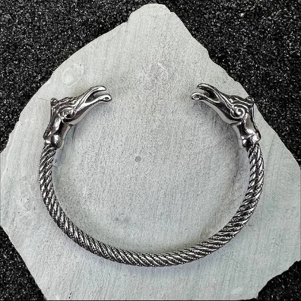 دستبند مردانه طرح هوگین وایکینگ، نمادی از قدرت و اصالت