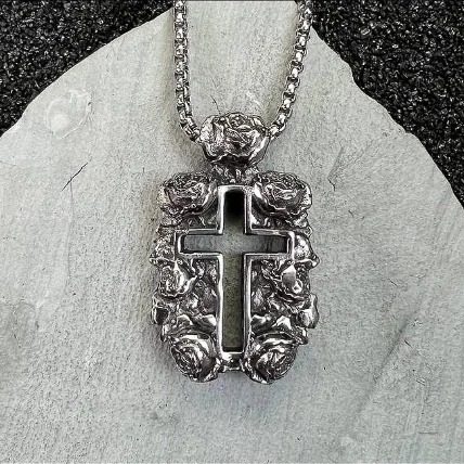 گردنبند مردانه طرح صلیب و گل رز، استایلی خاص و متفاوت
