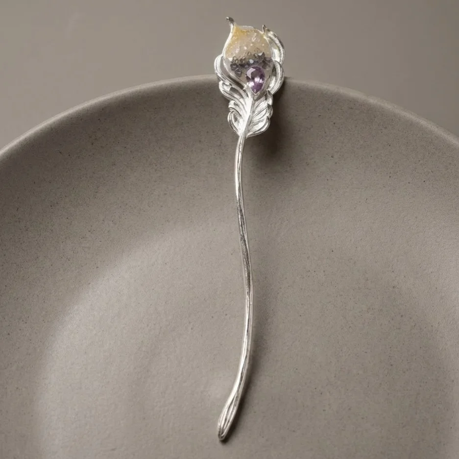 کانزاشی مو زنانه فلزی طرح برگ نقره‌ای با نگین بنفش مدل لیوریا