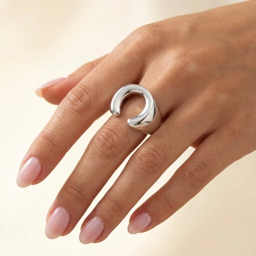 انگشتر زنانه با طرح مینیمال نعل اسب