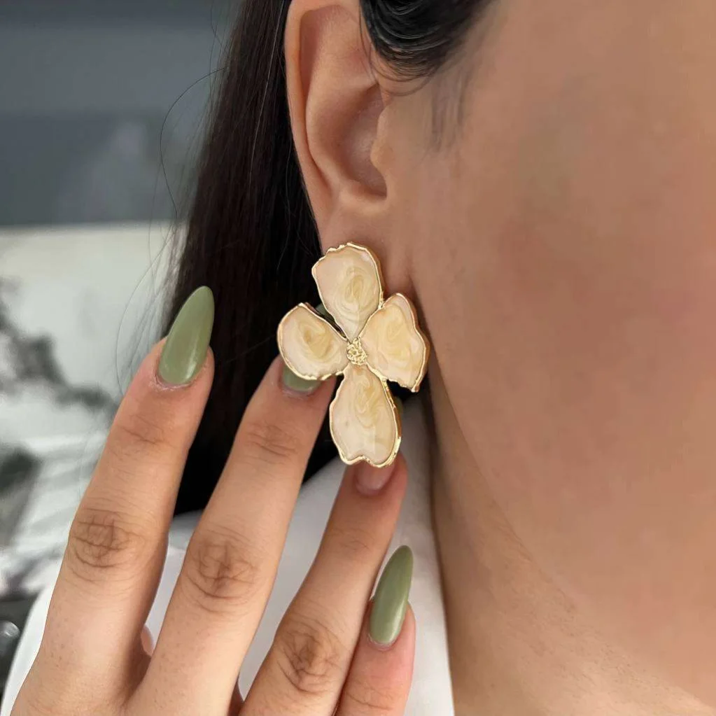 گوشواره زنانه طرح گل با رنگ ثابت و ضد حساسیت