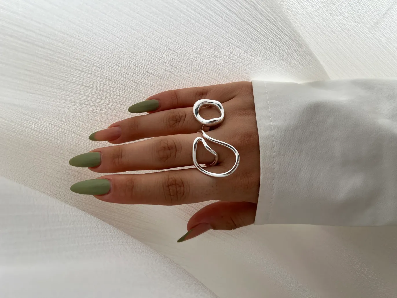 انگشتر مینیمال با طراحی خاص و نقره‌ای درخشان