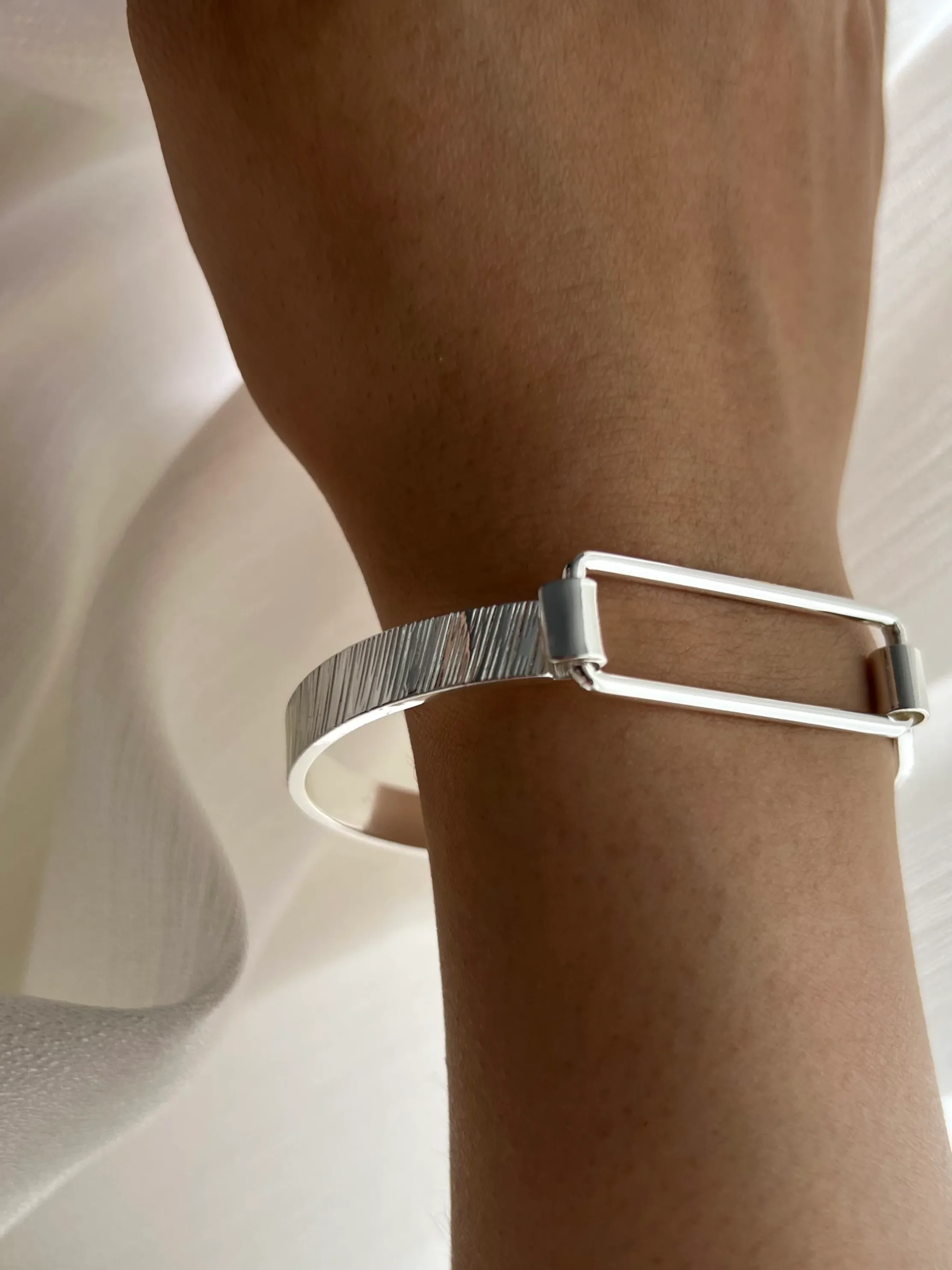 دستبند نقرهای مینیمال با طرح بافتدار مدرن