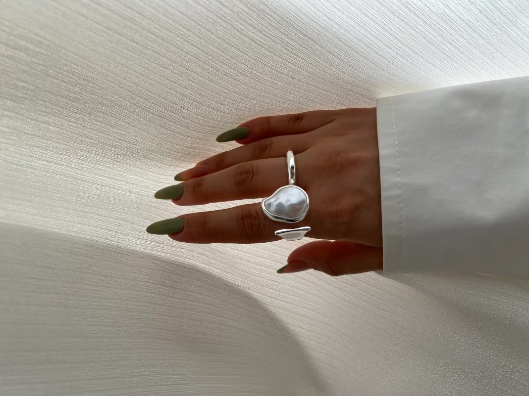 انگشتر مینیمال با طرح مروارید باروک