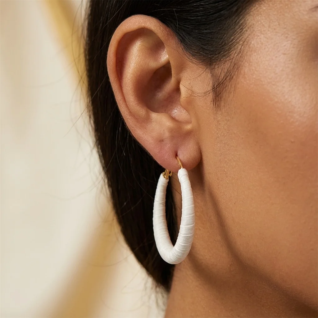 گوشواره زنانه مدل آلبا طرح حلقه‌ای بزرگ با بافت مارپیچی سفید