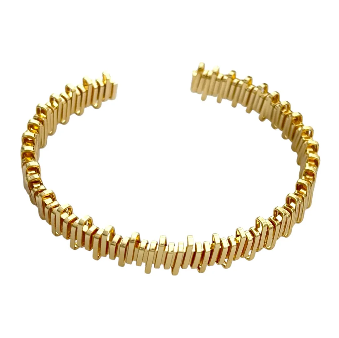 دستبند زنانه بنگل مدل آئوریویو طرح حصیری با جلوه طلایی