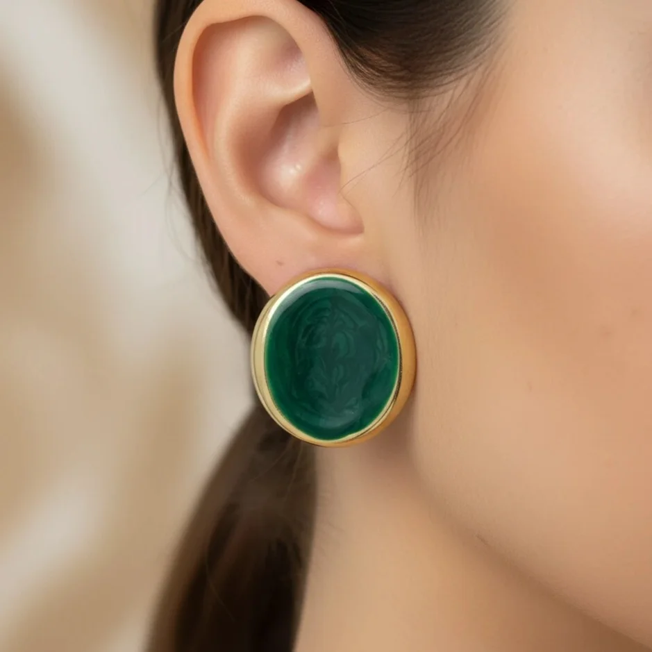 گوشواره زنانه مدل امرالدا اووال طرح میناکاری سبز  با فریم طلایی