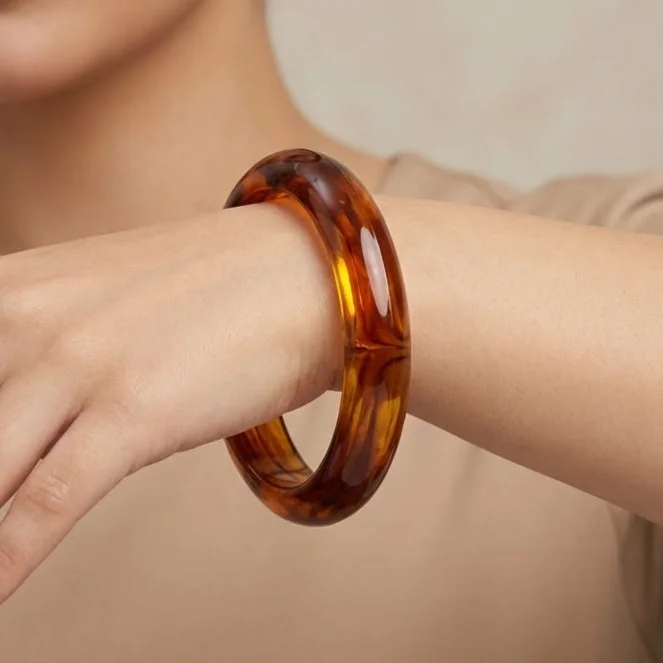 دستبند زنانه بنگل رزینی یک‌تکه مدل کَنورا کهربایی‑کنیاکی