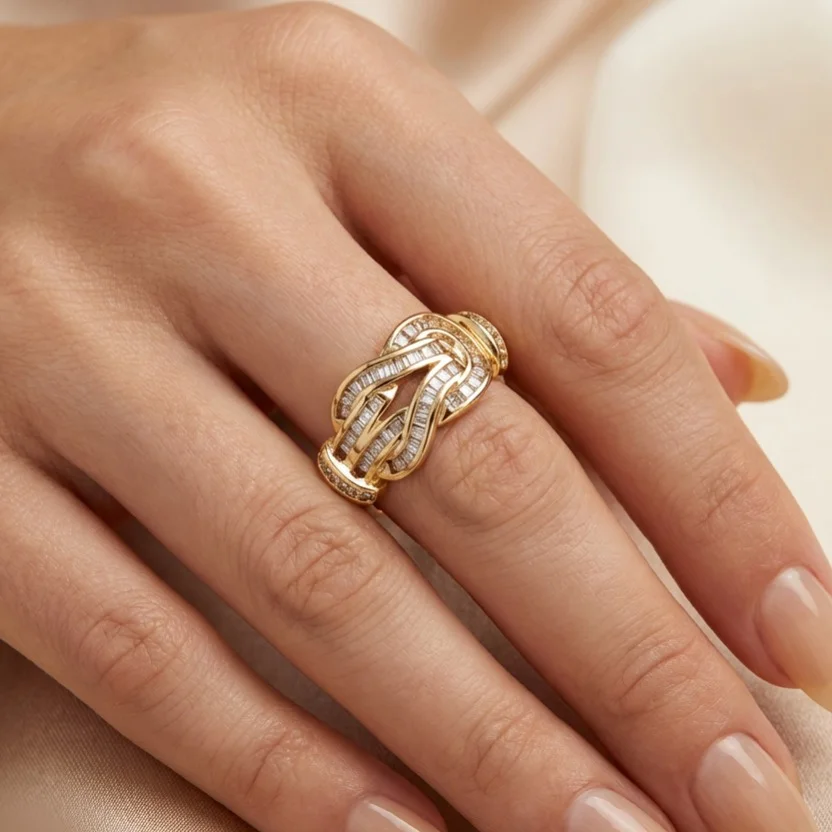 انگشتر زنانه ژوپینگ مدل نودورا گلد طرح گره طلایی با نگینهای باگتی