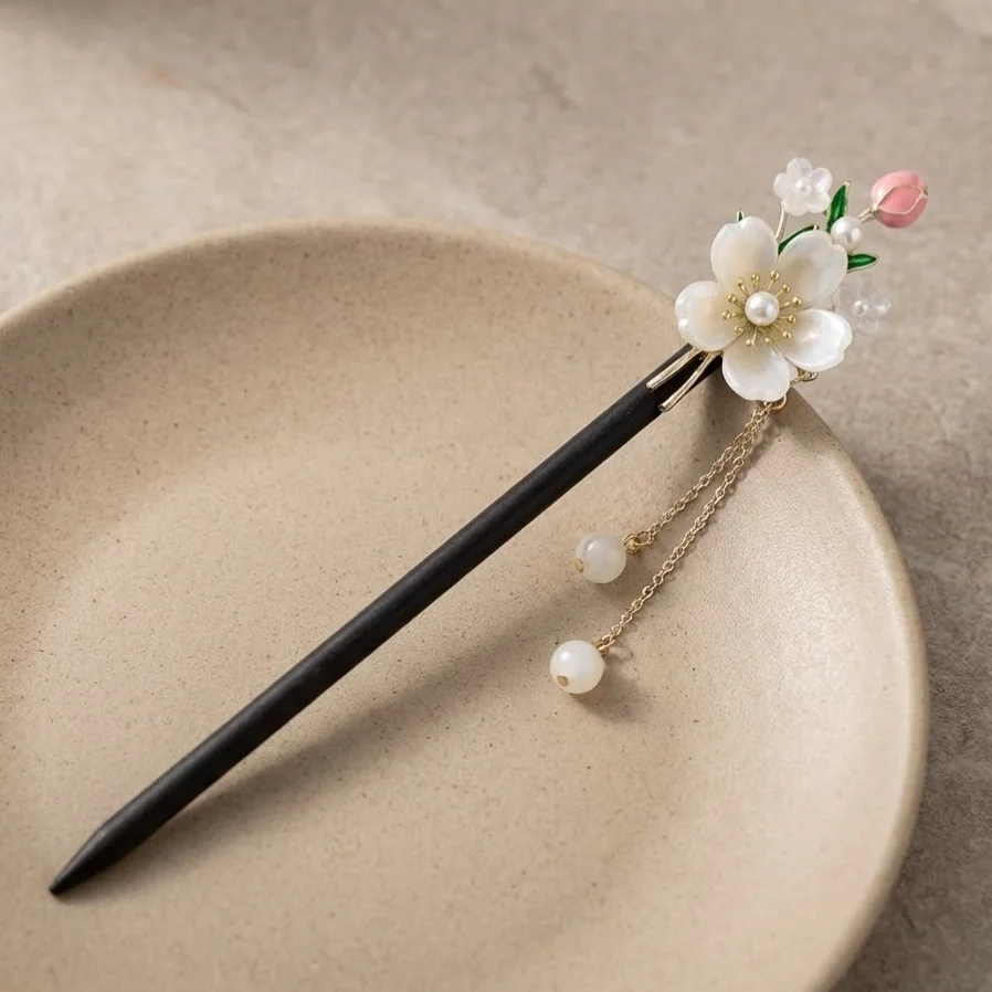 کانزاشی مو زنانه چوبی با تزیین گل صدفی و آویز ظریف مدل آلِسیا