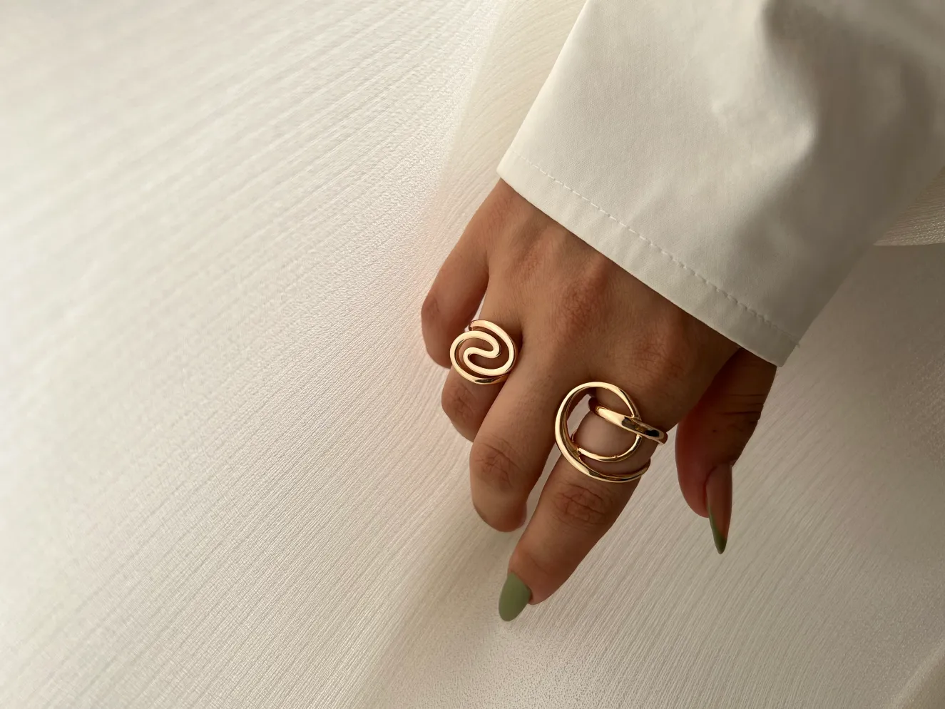 انگشتر مینیمال حلزونی با طراحی دفرمه و روکش طلایی