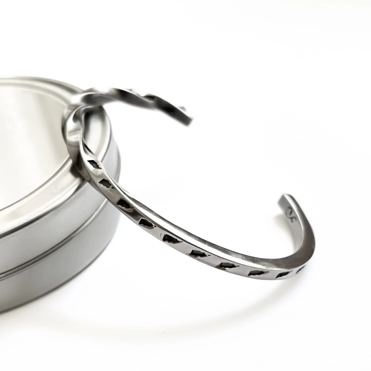 دستبند بنگل مردانه طرح آذرخش، استایلی مدرن و خاص