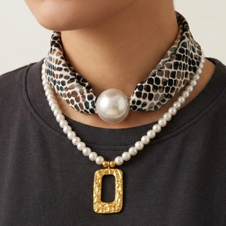 گردنبند زنانه مدل لئوپِرلا بلانکا طرح مروارید لوکس با آویز طلایی و پارچه طرحدار