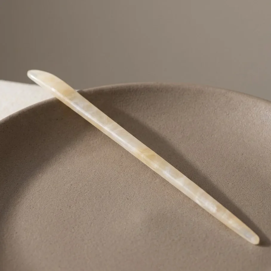 کانزاشی مو زنانه رزینی شفاف شیری با طراحی ساده و کشیده مینیمال لوکس مدل نوا