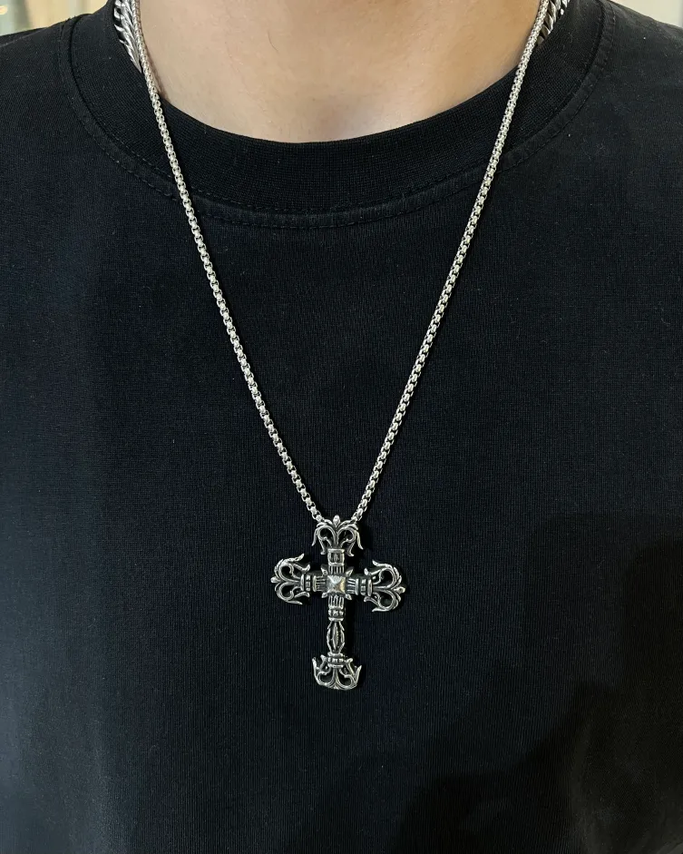 گردنبند مردانه مدل صلیب شیک و خاص