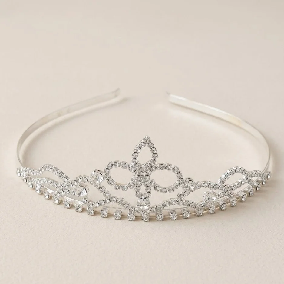 تاج مو زنانه جواهری نگین‌دار ظریف مدل آوریلِیا نقره‌ای