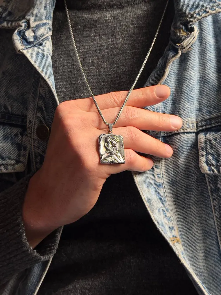 گردنبند مردانه با طرح کوروش بزرگ، همراهی اصالت و شکوه