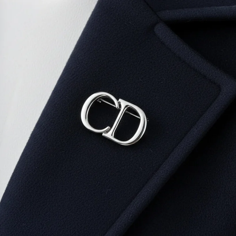 گل سینه شیک زنانه طرح دیور، انتخابی خاص برای شما