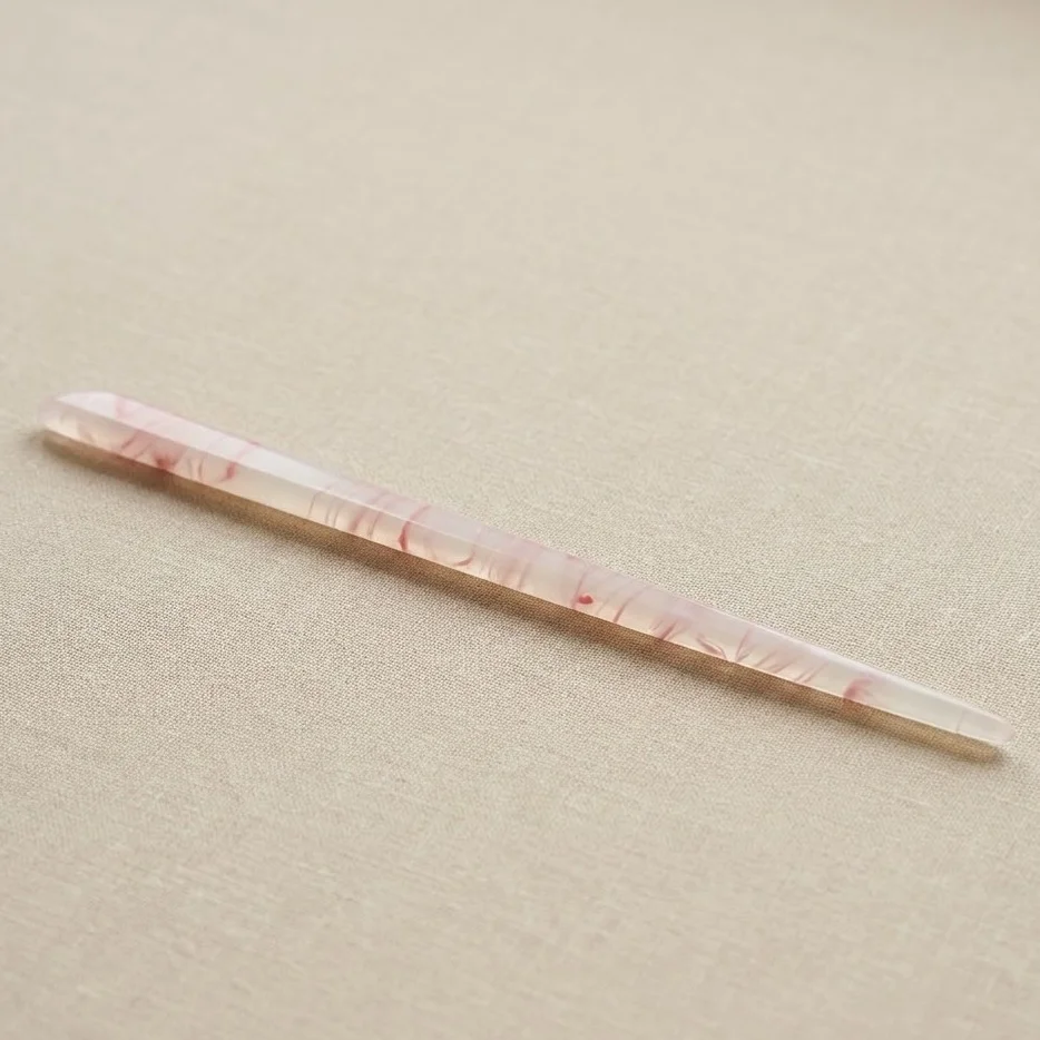 کانزاشی مو زنانه رزینی مرمری صورتی با طراحی ساده و کشیده مینیمال لوکس