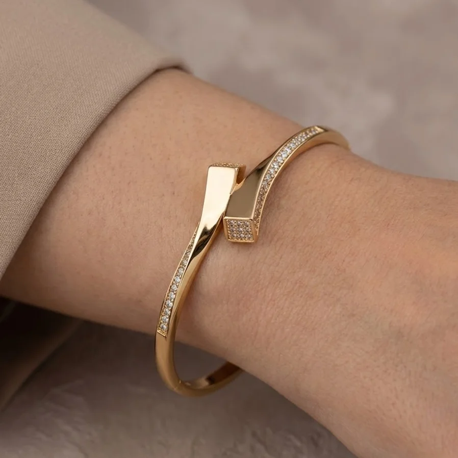 دستبند زنانه ژوپینگ آلوِرا لوکس طرح طلا با نگین‌های ظریف و آبکاری طلایی