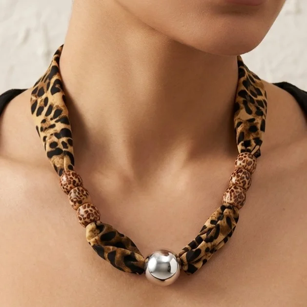 گردنبند زنانه مدل لئوسیلوا طرح پلنگی لوکس با گوی نقرهای براق و مهرههای طرحدار