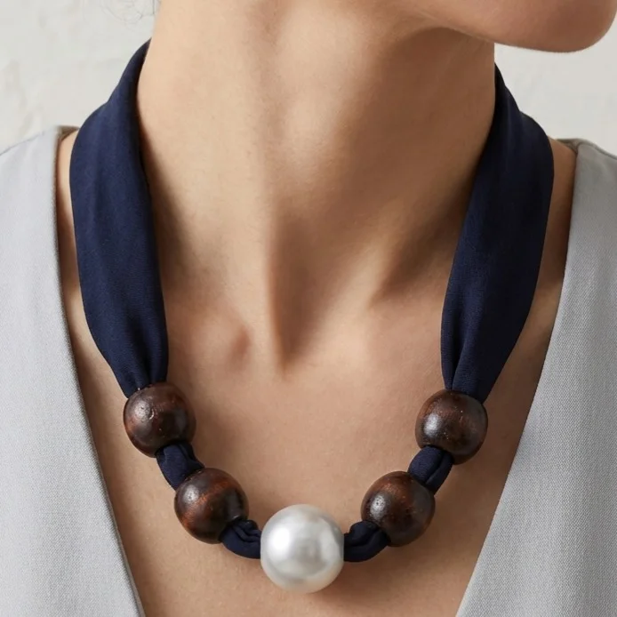 گردنبند زنانه مدل پرلا نِیوی سیلور طرح مروارید لوکس با پارچه سرمهای و مهرههای چوبی