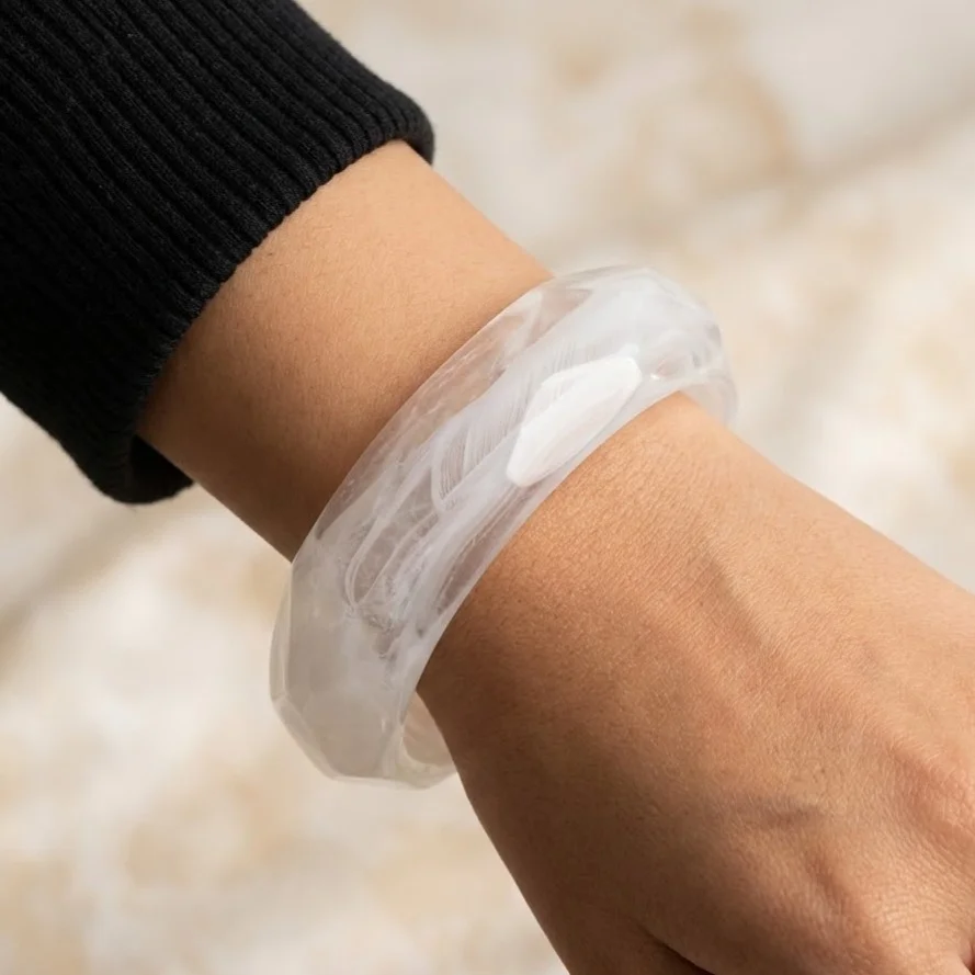 دستبند زنانه بنگل رزینی مدل نِبورا شیری شفاف