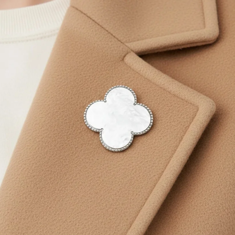 گل سینه زنانه با طرح ونکلیف، شیک و جذاب 